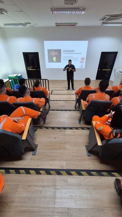 Palestra sobre ansiedade em auditório de empresa