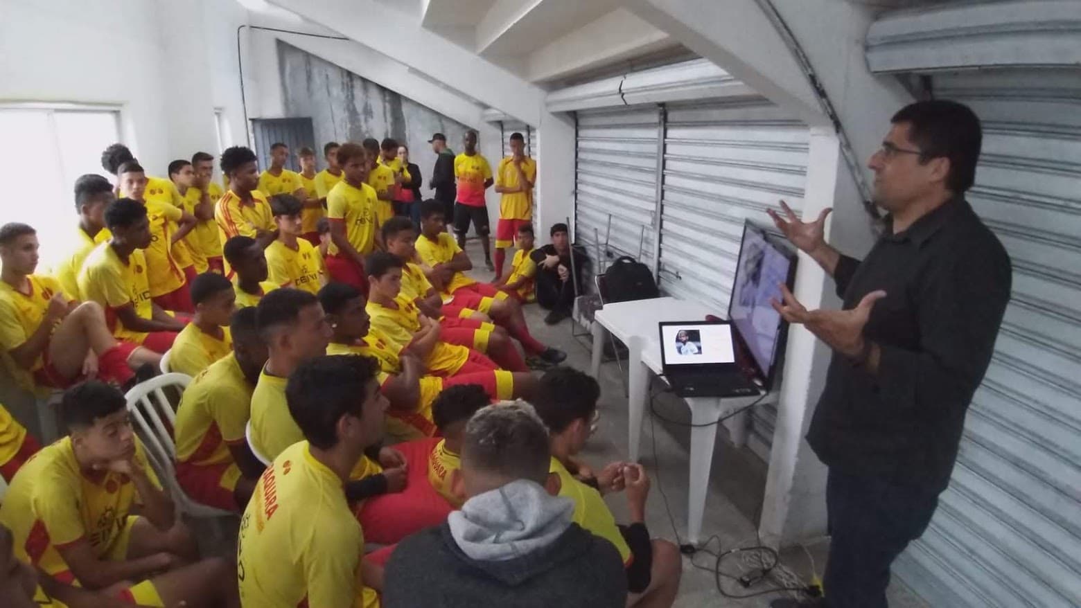 Palestra para jovens atletas de categoria de base de futebol