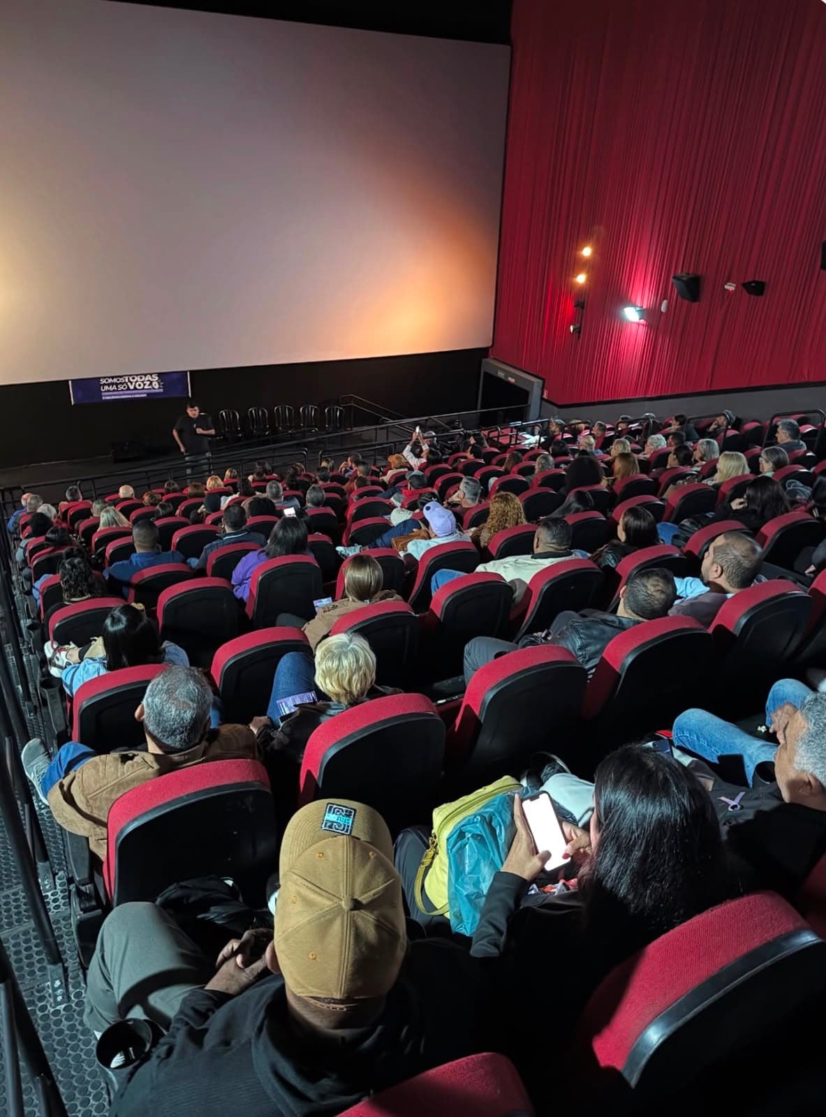 Evento em sala de cinema lotada