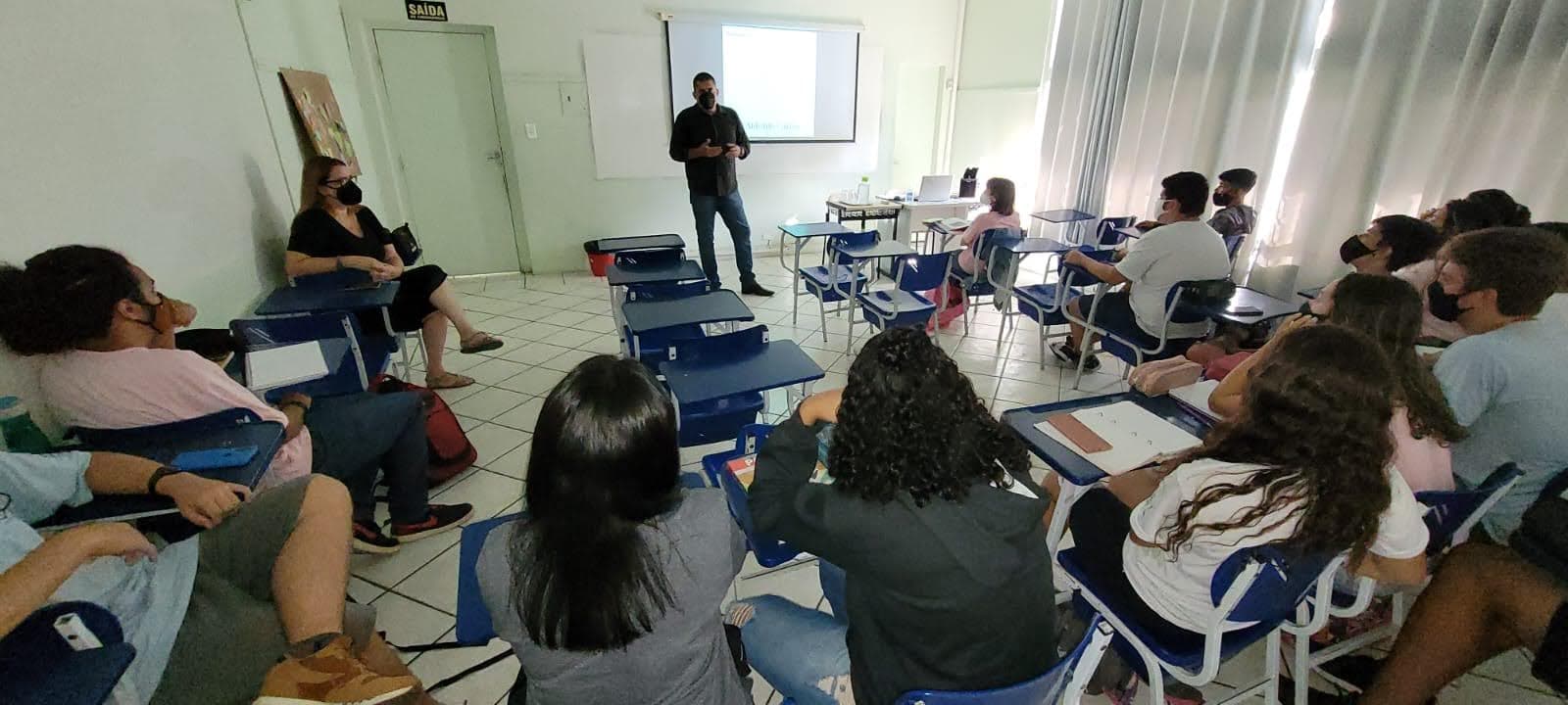 Palestra para adolescentes em sala de aula