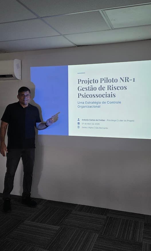 Antonio apresentando o projeto piloto de NR-1 e gestão de riscos psicossociais