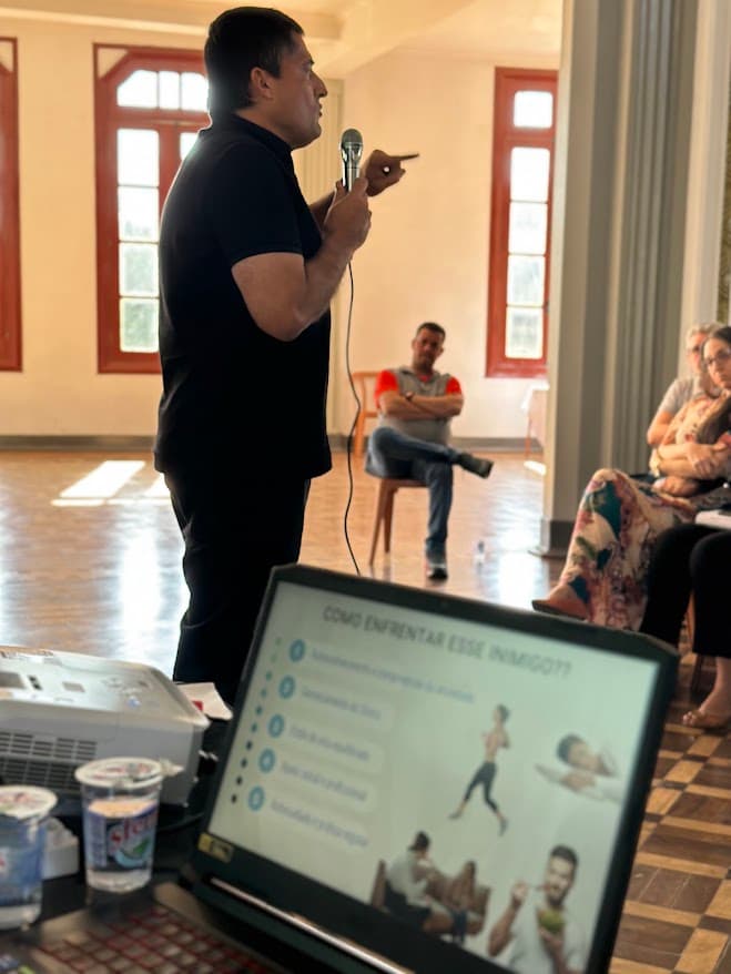 Antonio Carlos de Freitas com microfone durante palestra