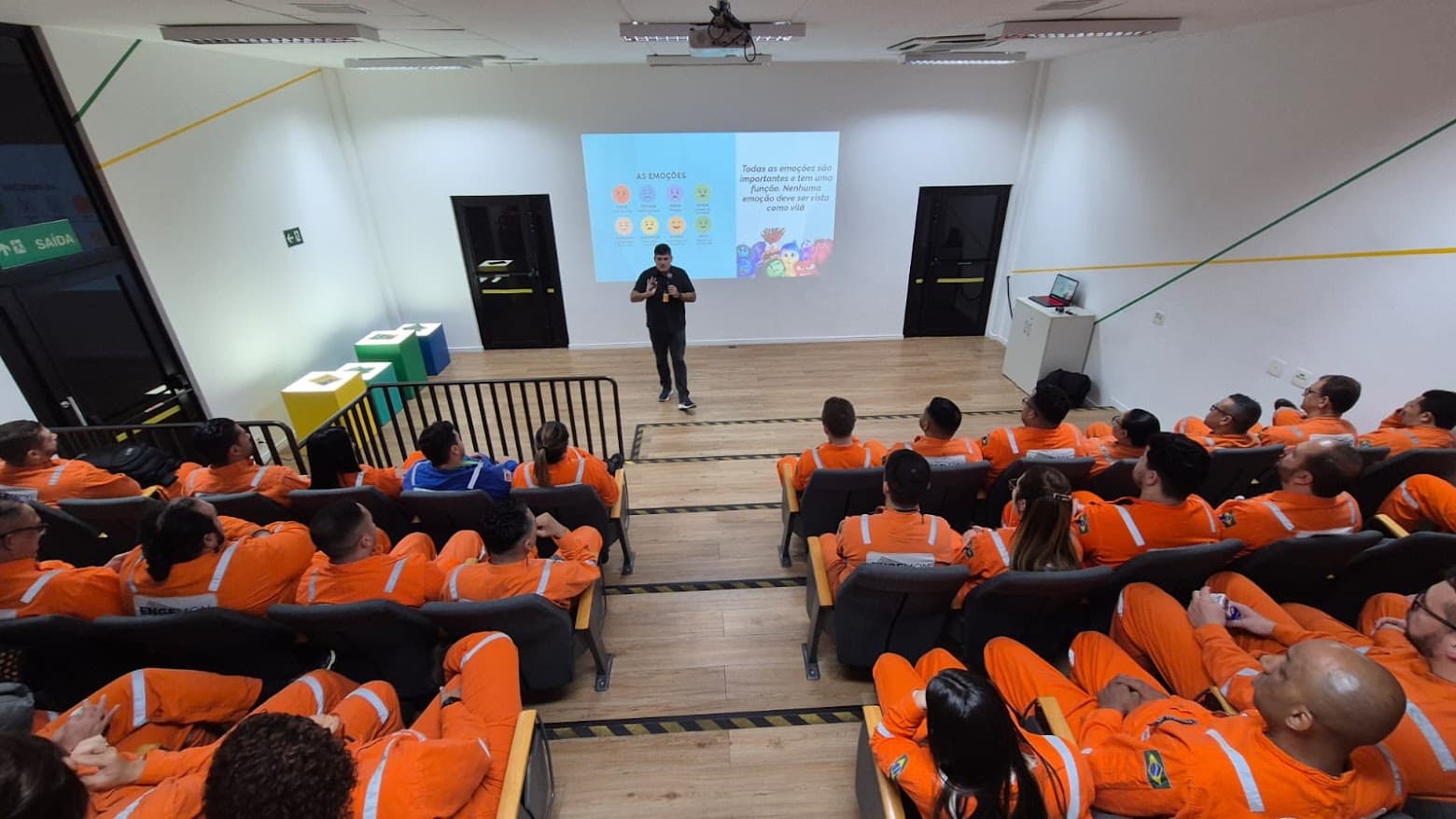 Palestra sobre emoções para equipe em auditório