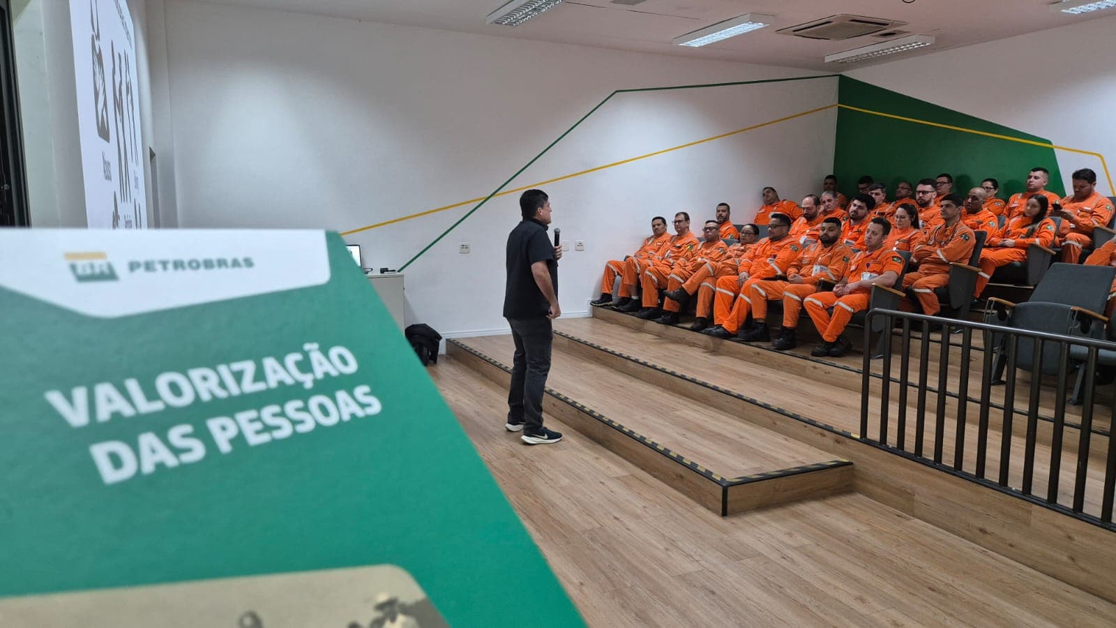 Palestra sobre valorização das pessoas em auditório de empresa