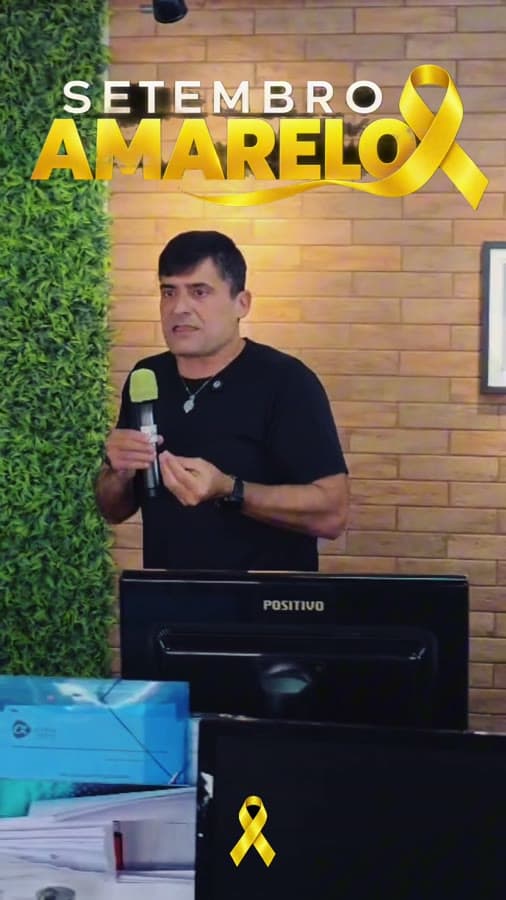 Antonio conduzindo o diálogo do Setembro Amarelo entre as baias da equipe