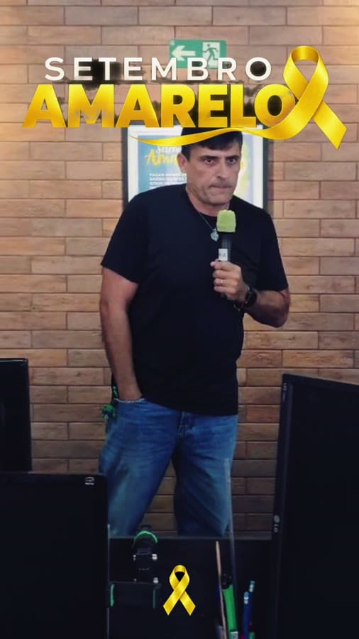 Antonio com microfone falando para a equipe nas próprias baias