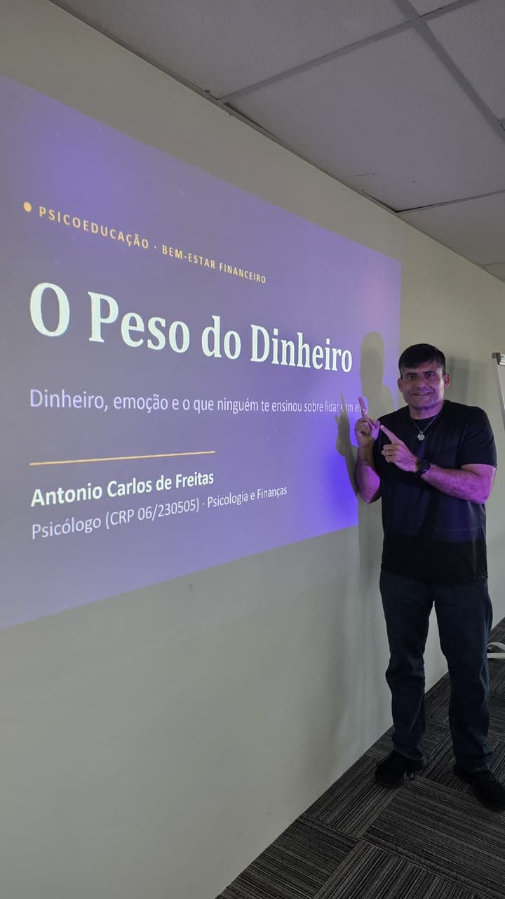 Antonio apresentando a palestra O Peso do Dinheiro na sede do Instituto Alpha