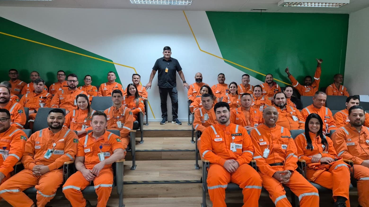Antonio Carlos de Freitas com a equipe da Petrobras após palestra em auditório